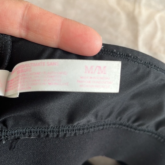 Pink Victoria Secret Sports Bra 
Gently used. Excellent condition 
Size M - Picture 4 of 8